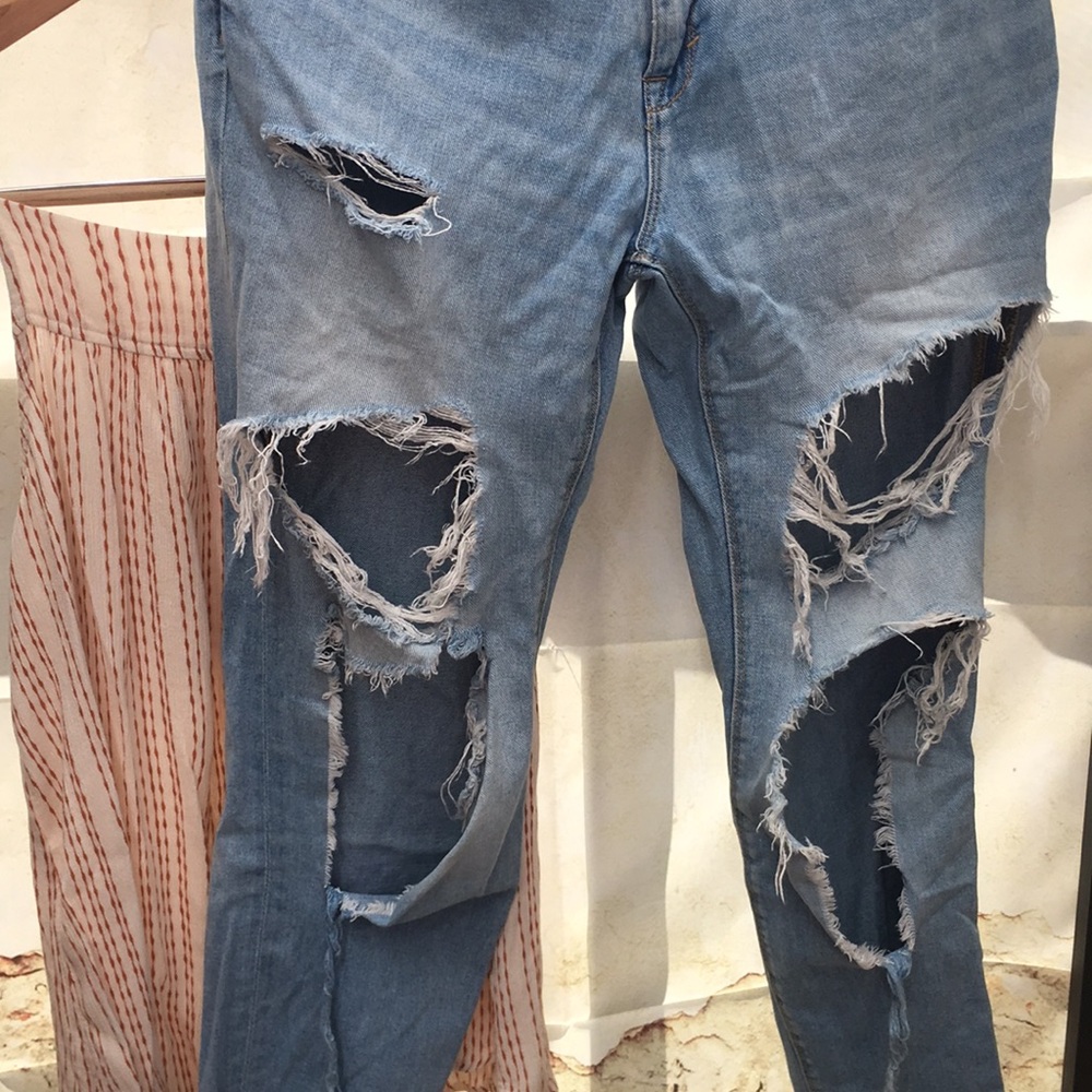 Refuge Women’s Destroyed Ripped Distressed Boyfriend Fit Denim 5-Pocket Jean - Picture 4 of 7